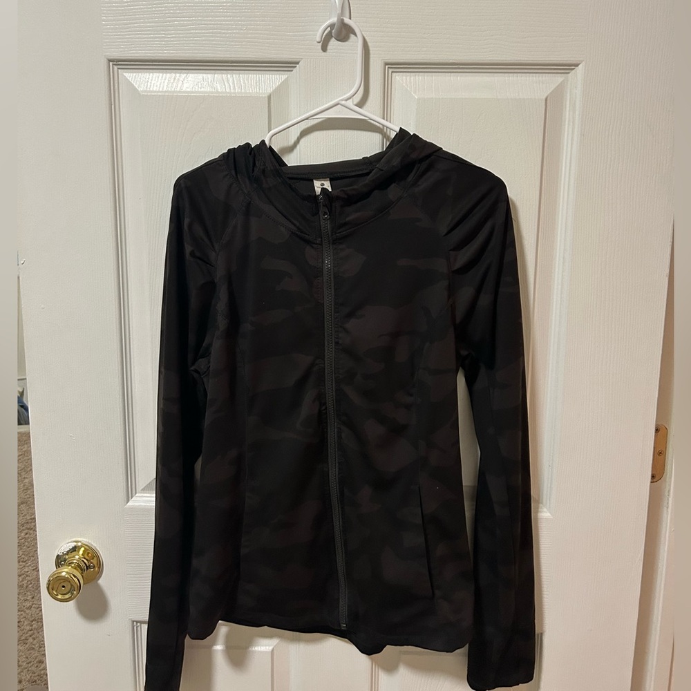black camo workout zipup